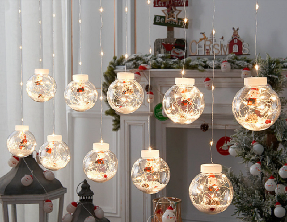 Varmhvite kuleformede LED-julelys snodd rundt et rekkverk. Skaper stemning, perfekt festbelysning ute/inne.