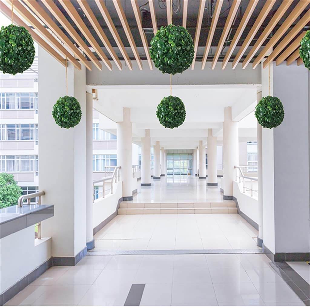 Kunstig toppiær ball i et moderne hjem, grønn detalj som frisker opp interiøret