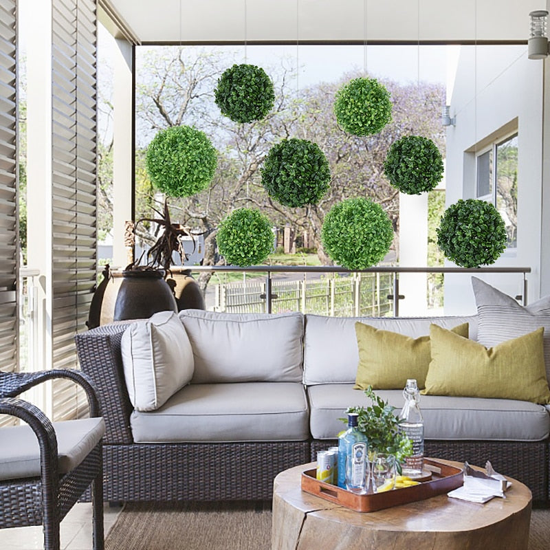 Detaljert nærbilde av kunstig toppiær plante, grønne blader, ideell for hagedekorasjon