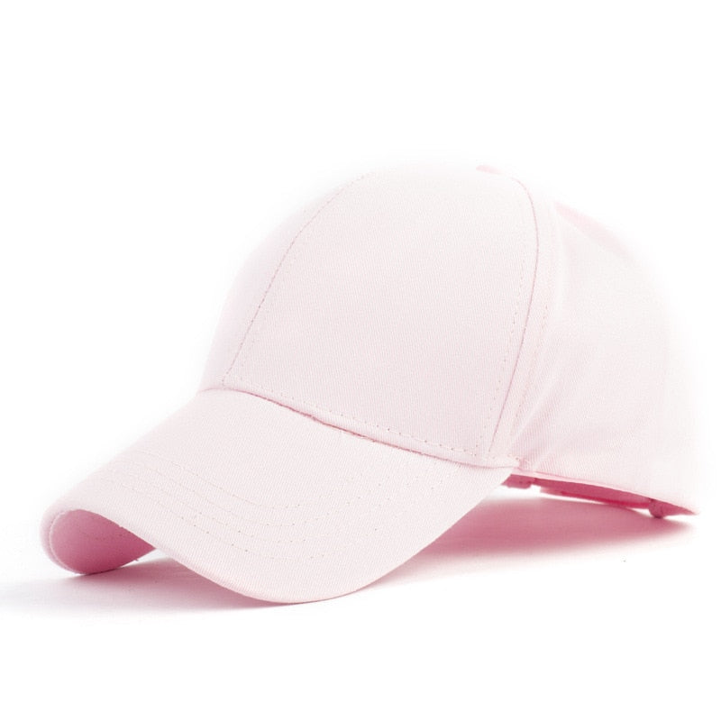 Rød solbeskyttende baseballcaps med hestehaleåpning, perfekt for utendørsaktiviteter.