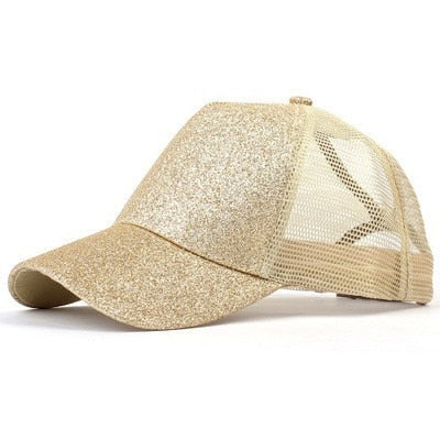 Klassisk denim baseballcaps med hestehaleåpning, trendy og funksjonelt hodeplagg.
