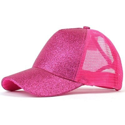 Oransje baseballcaps med hestehaleåpning, livlig farge for aktiv fritid.