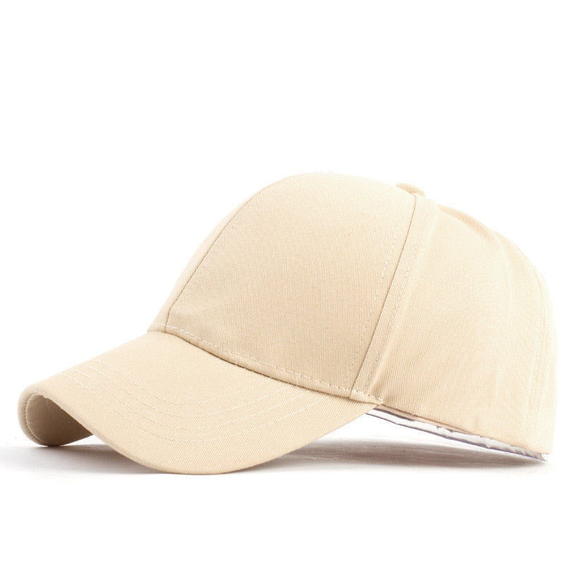 Lyseblå baseballcaps med hestehaleåpning, lett og luftig til sommeren.
