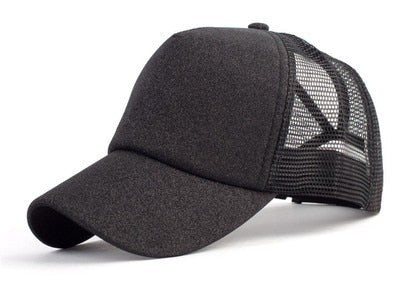 Hvit pustende baseballcaps med hestehaleåpning, perfekt for sport og gym.