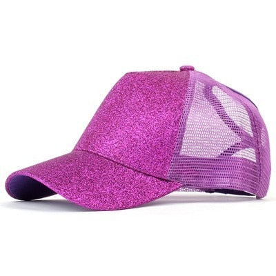 Rosa baseballcaps for kvinner, med diskret hestehaleåpning, søt og praktisk.