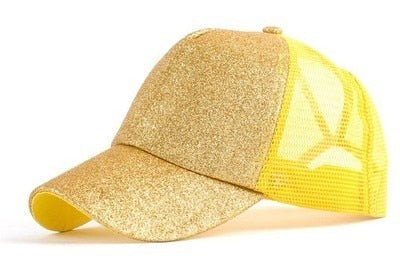 Sort bomulls baseballcaps med hestehaleåpning, slitesterk og komfortabel.