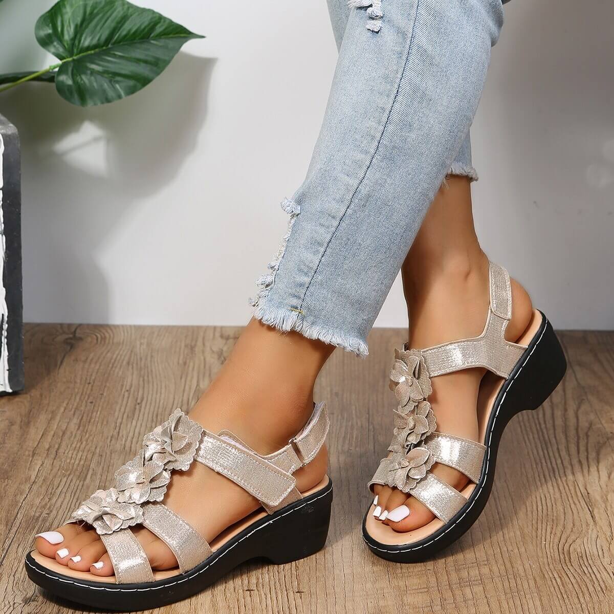 Dame sandaler med blomster; kiler, PU-skinn og kroklukking for sommerklar komfort