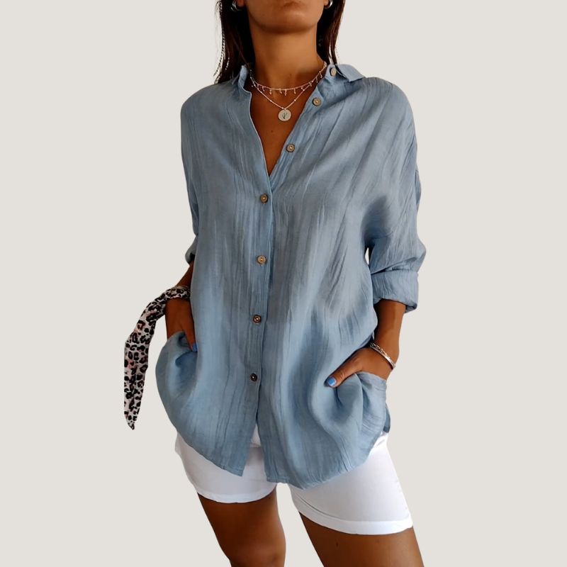 Elegant kvinnebluse med korte ermer og trendy plissé. Ideell for damemote, fest eller hverdag.