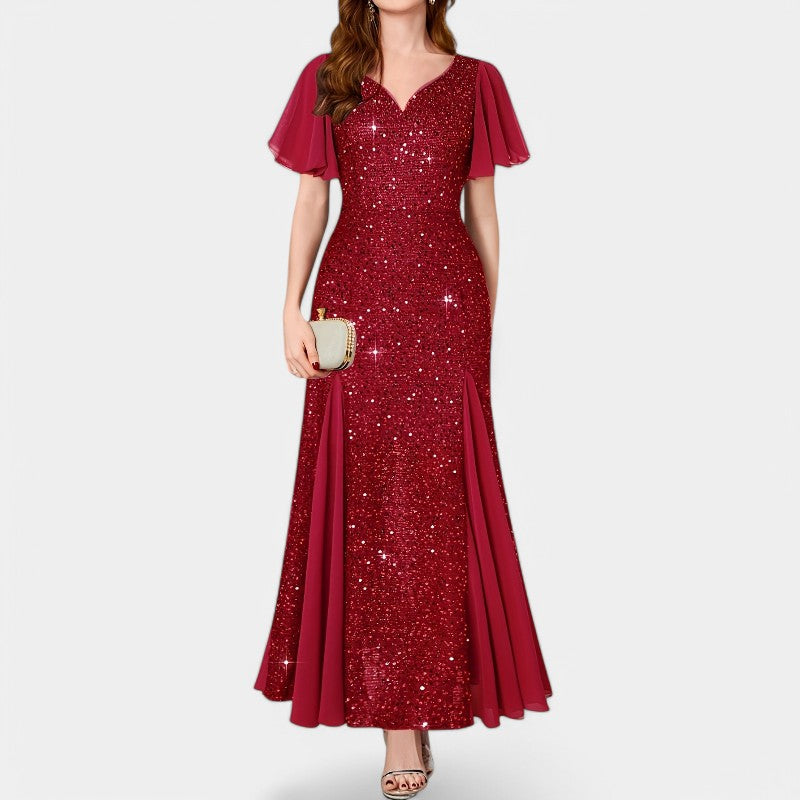 Nydelig kvinne maxikjole i glitrende polyester med detaljert hjerteutskjæring for fest.