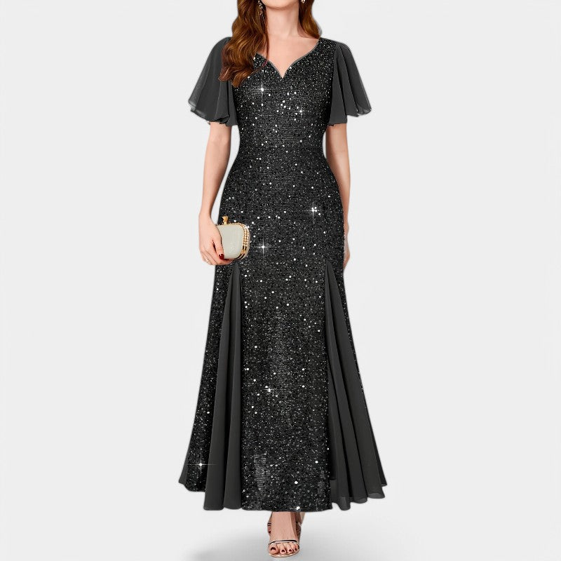 Stilren kvinne maxikjole med hjerteutskjæring i glitrende polyester, elegant og moderne festkjole.