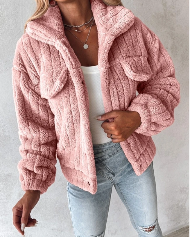Oversized dame teddykåpe med myk tekstur og knappfront. Ideell varm vinter-/høstkåpe i mote design.
