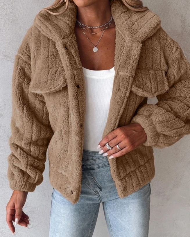 Fluffy, oversized dame teddykåpe. Komfortabel og moteriktig vinterkåpe med knapper for daglig bruk.