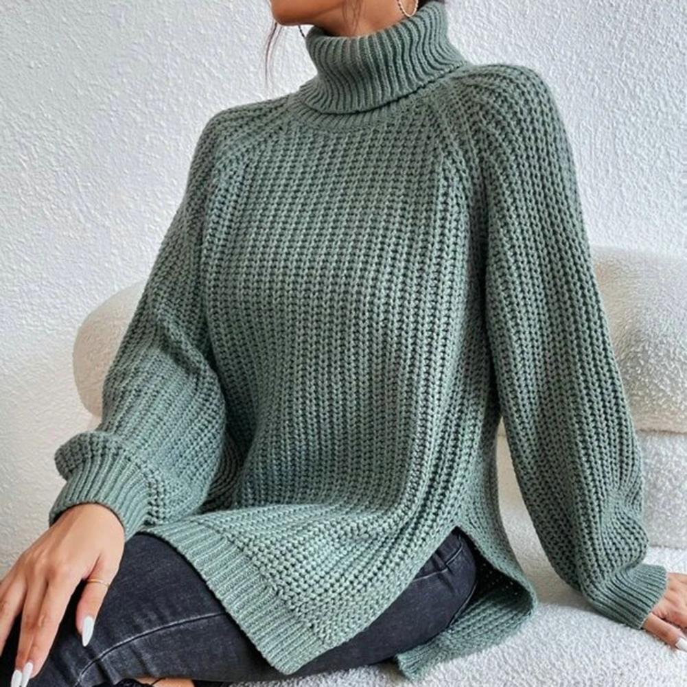 Elegant ribbet kvinnegenser med turtleneck. Varm og stilig til hverdag og vintermote.