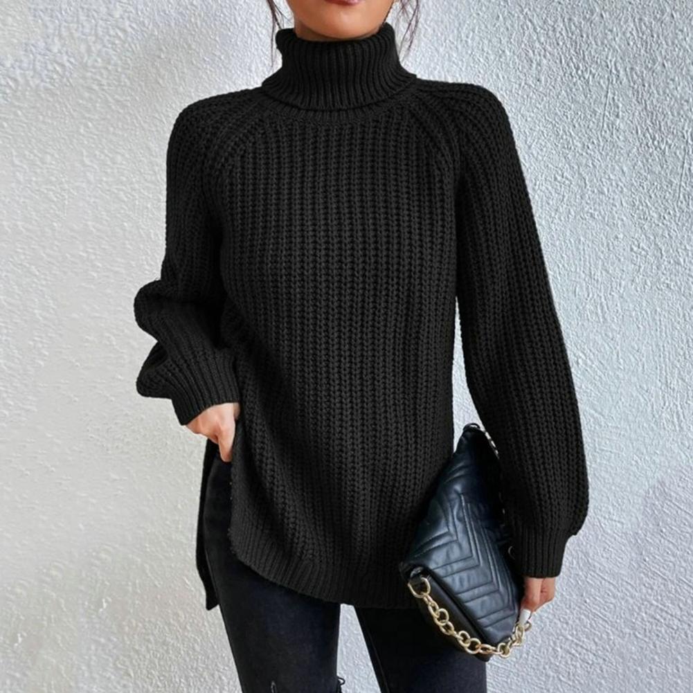 Kvinne iført elegant, ribbet turtleneck genser. Varm, langermet design perfekt for høsten.