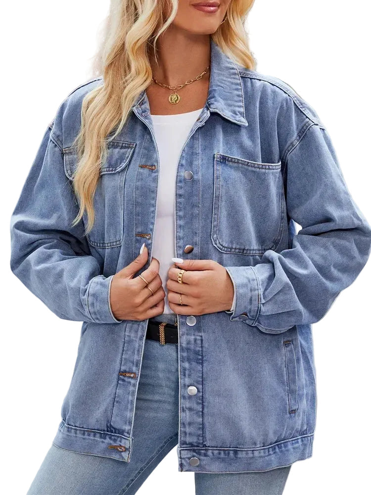 Kvinnens oversized denimjakke med brystlommer og knappelukking for en avslappet hverdagsstil.