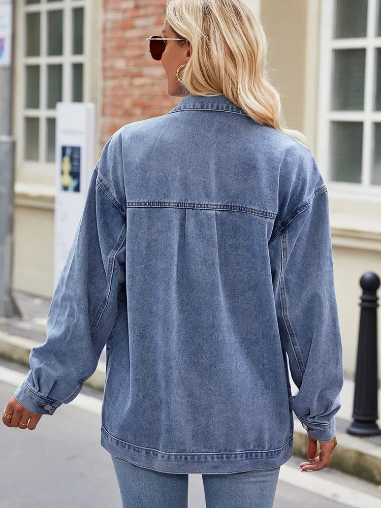 Kvinnens overdimensjonerte denimjakke med brystlommer. Komfortabelt ytterplagg for en casual og moteriktig look.