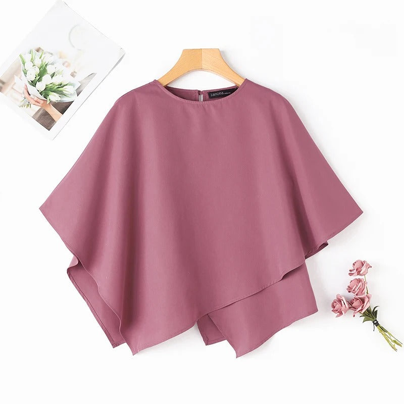 Damebluse med trekvart ermer og volanger. Trendy og allsidig for jobb og fritid.