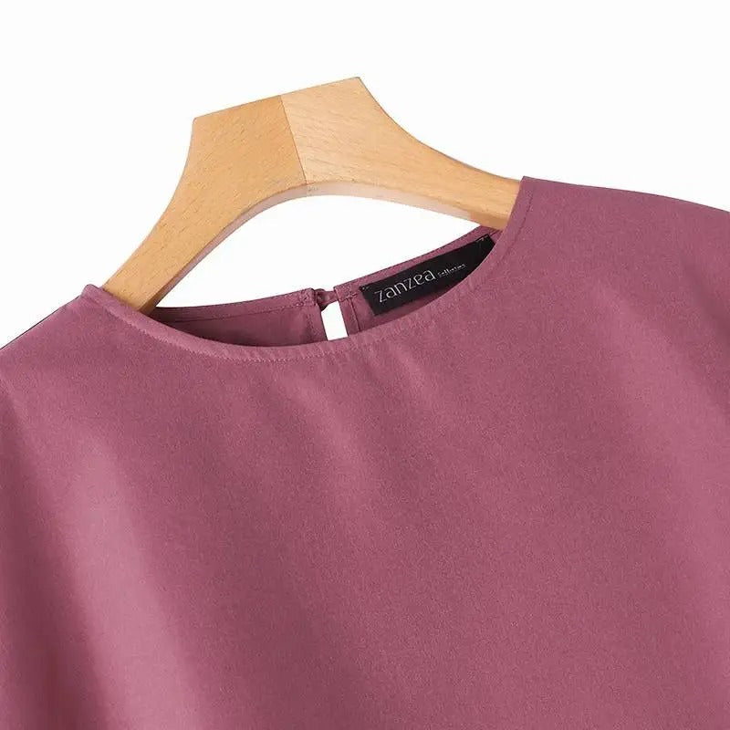 Elegant damebluse med 3/4-ermer, perfekte volanger. Passer til både casual og formell stil.