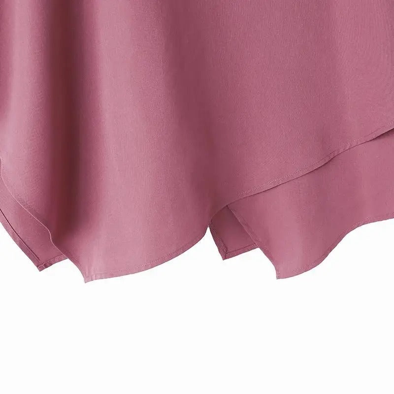 Tidløs 3/4-ermet bluse for kvinner. Klassisk design med moderne volangdetaljer.