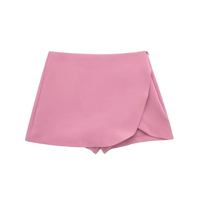 Komfortabelt asymmetrisk skjørt for kvinner. Trendy hverdagsmote, ideelt for vår og sommer.