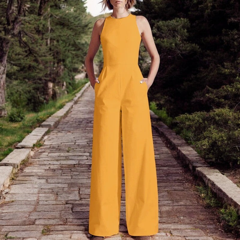 Kvinne i komfortabel lekedress med vide ben og tanktopp, viser casual sommerstil.