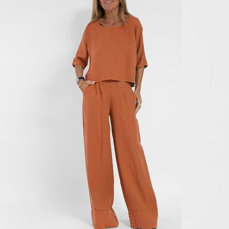 Stilfullt todelt sett for kvinner med avslappet passform. Kortermet topp og vide bukser, perfekt for casual sommermote.