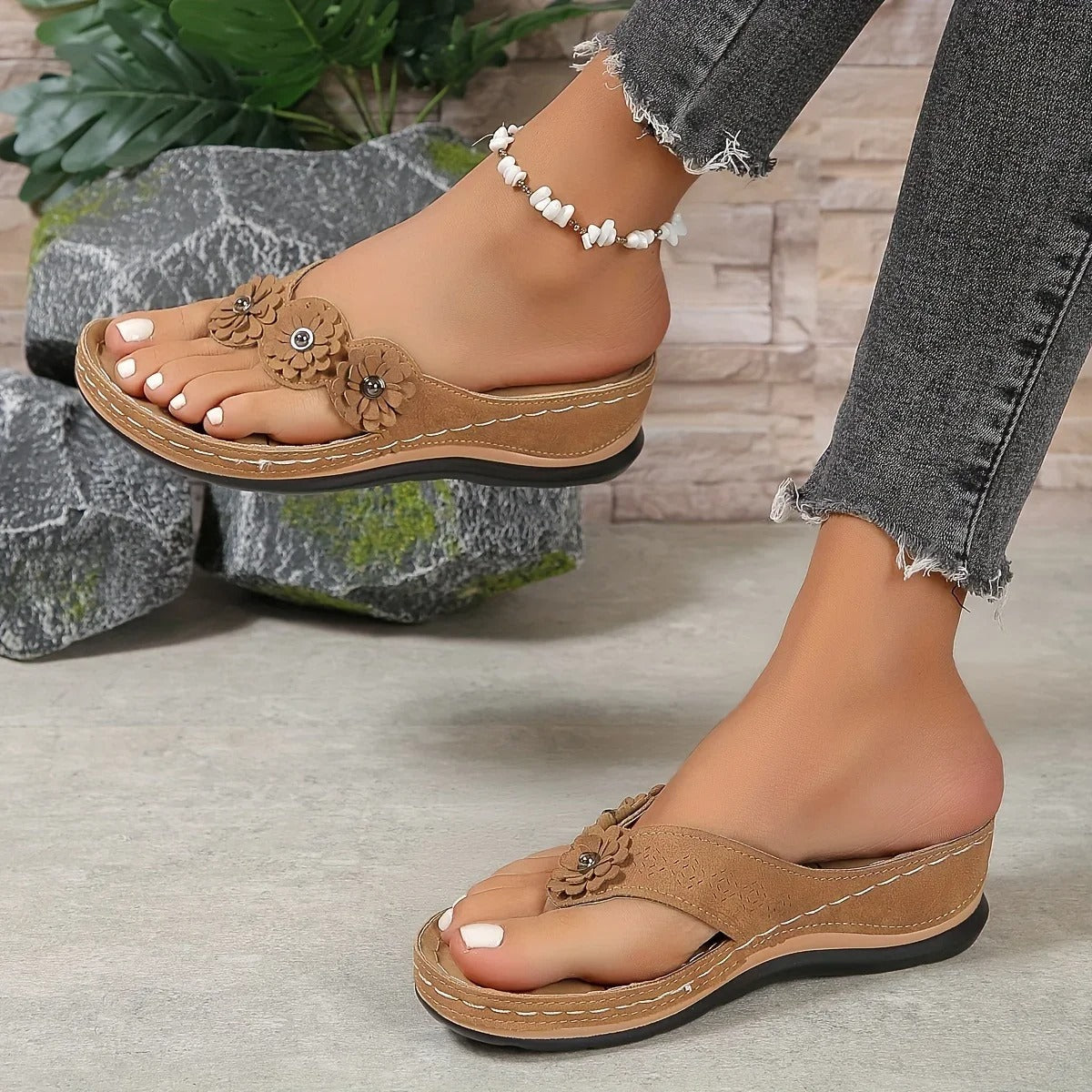 Blomstrete slip-on fottøy for kvinner, pustende og lett, designet for sommeren.