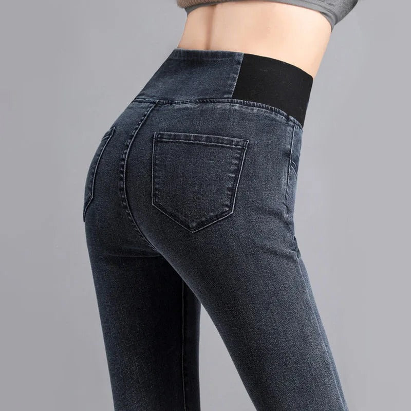 Allsidige kvinner denimbukser. Høy midje slim fit jeans som passer til både fritid og mote. Varige.