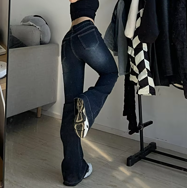 Stretchy flare-jeans for kvinner med lav midje. Komfortabel bukse i retrostil for daglig bruk.