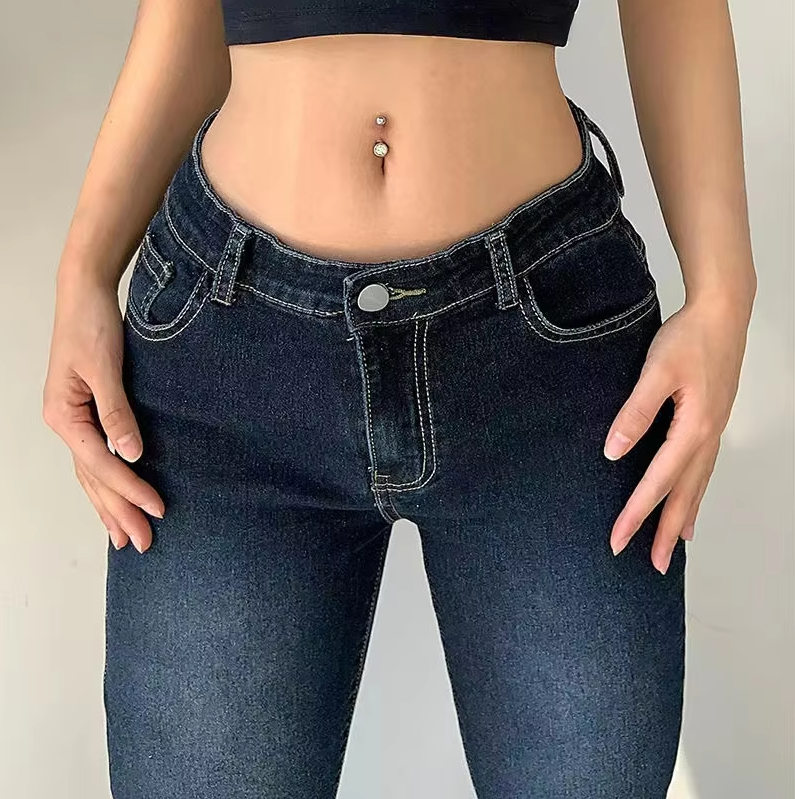 Moderne skinny flare-jeans for kvinner med lav midje. Retro bukse med god stretch og passform.