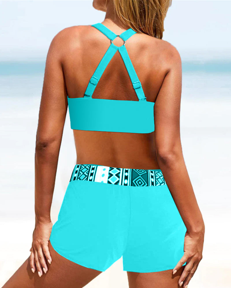 Geometrisk mønstret høy midje bikini i rosa og blått. Perfekt badetøy for kvinner som søker stil og komfort.