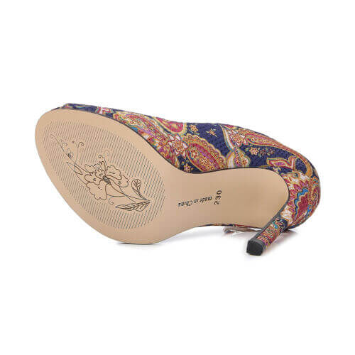 Elegante damemotesko med paisley-print, høye hæler og ankelstropp for fest eller kontor.