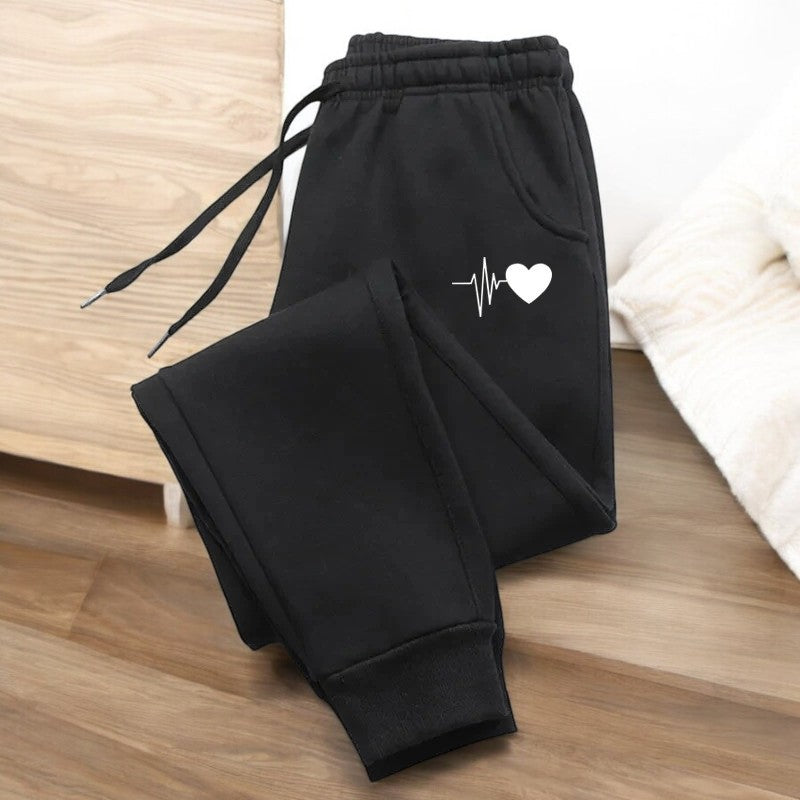Serie av komfortable joggebukser for kvinner i ulike farger, med fokus på allsidighet og stil.