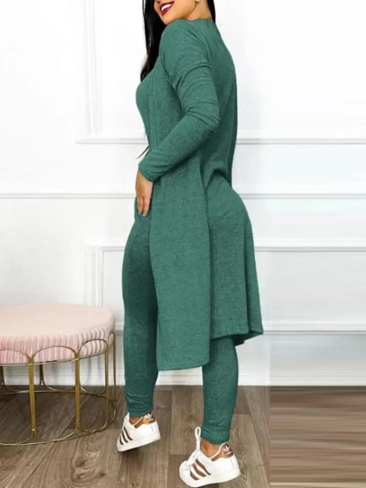 Elegant kvinner kåpesett over en snøring jumpsuit. Todelt antrekk med lommer.