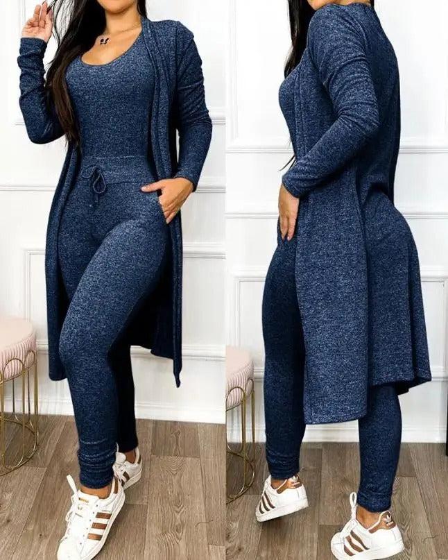 Detaljert bilde av kvinner jumpsuit med snøring og tekstur av elegant kåpesett stoff.