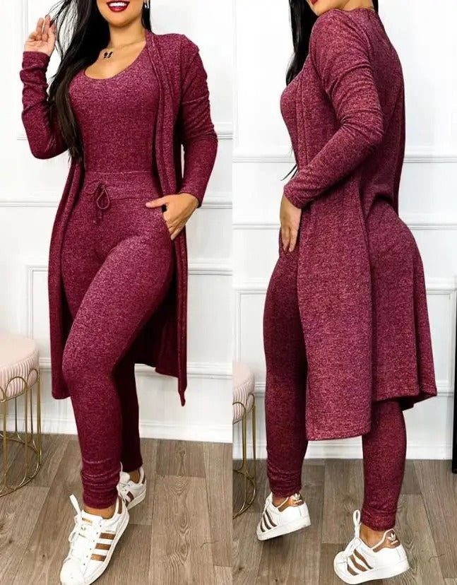 Modell iført elegant kvinner snøring jumpsuit og kåpe. Todelt antrekk i bevegelse.