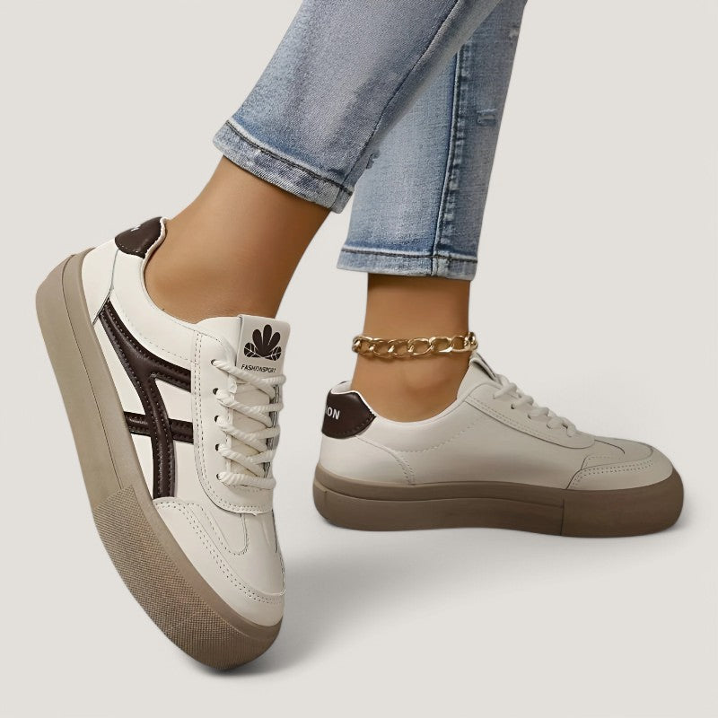 Blå pustende kvinnesneakers med overlegen komfort og støtte for aktive dager. Perfekt hverdagssko.