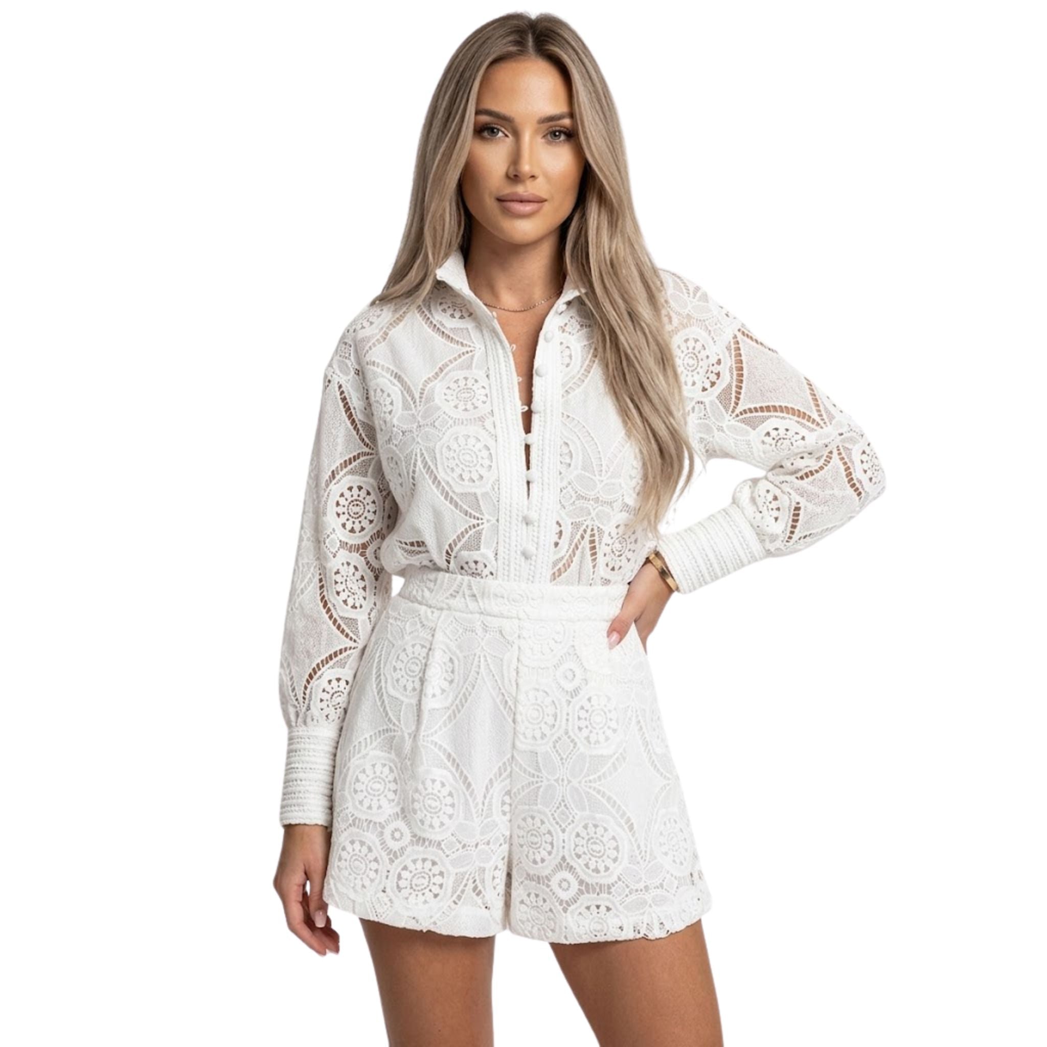 Kvinner's todelt sommersett med lekne blondedetaljer, perfekt for avslappet sommerstil.