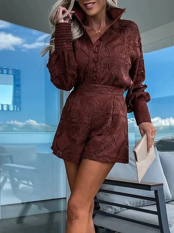 Komfortabelt todelt sommersett med feminine blondedetaljer, en must-have for din sommergarderobe.