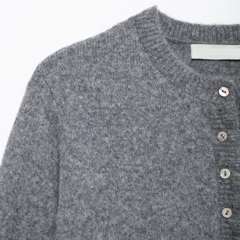 Allsidig kvinnecardigan i strikket design, egnet for både uformelle og pyntede anledninger.