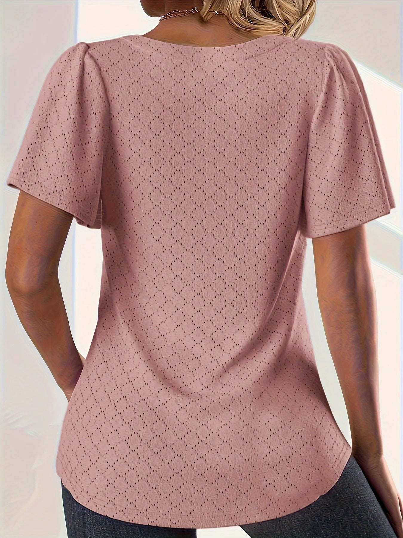 Kvinner sommertopp med elegante volanger og utskåret skulderdetalj for en luftig og fresh stil.
