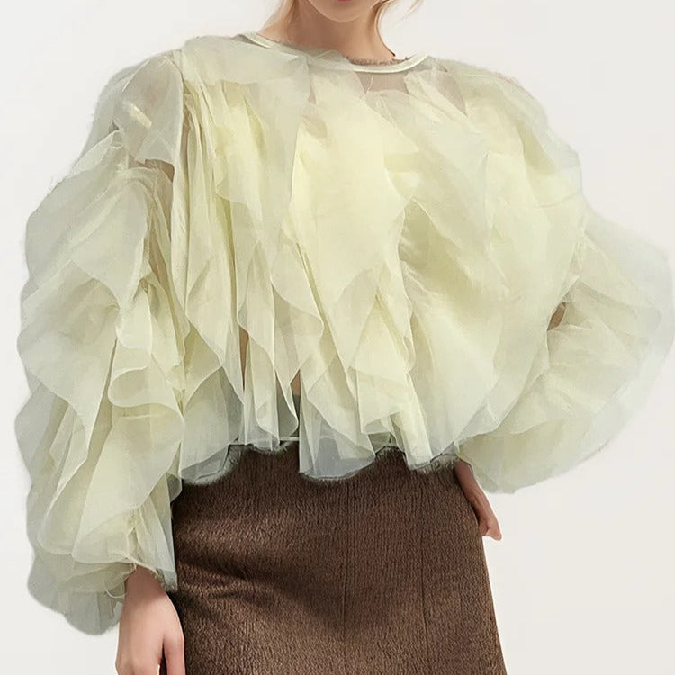 Stilig damebluse med volanger og O-hals. Komfortabel skjorte i elegant design for kvinner.
