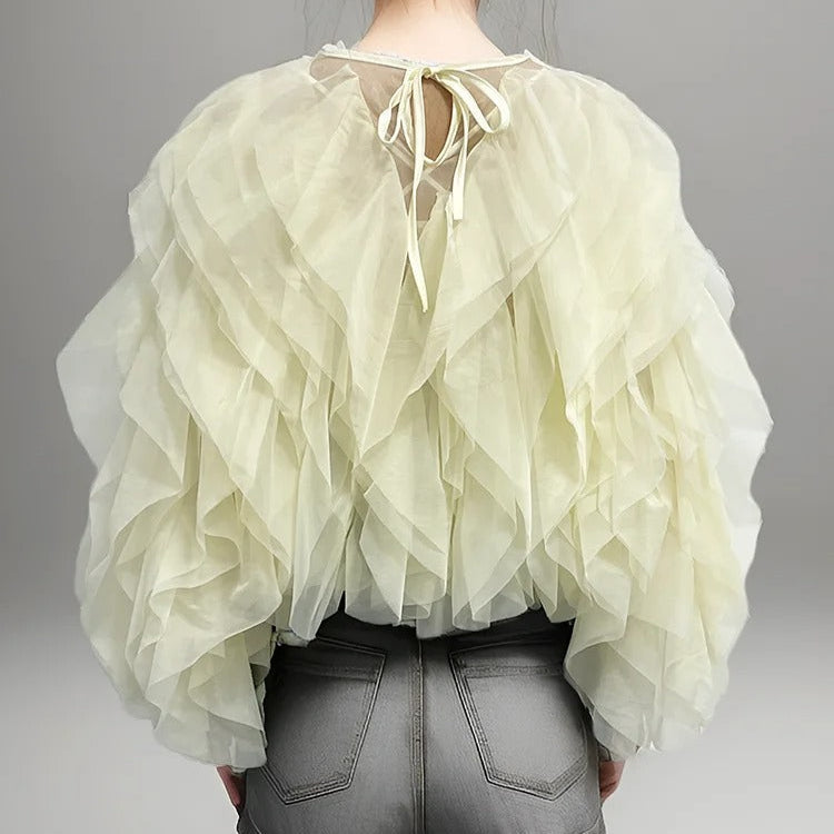 Komfortabel kvinneskjorte med feminine volanger og O-hals. Motevennlig bluse for sommeren.