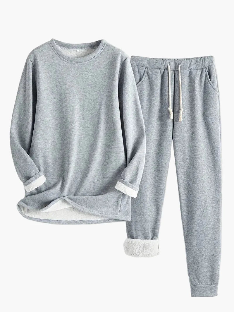 Grått todelt loungewear sett for kvinner, komfortabelt og stilrent hjemmeklær.
