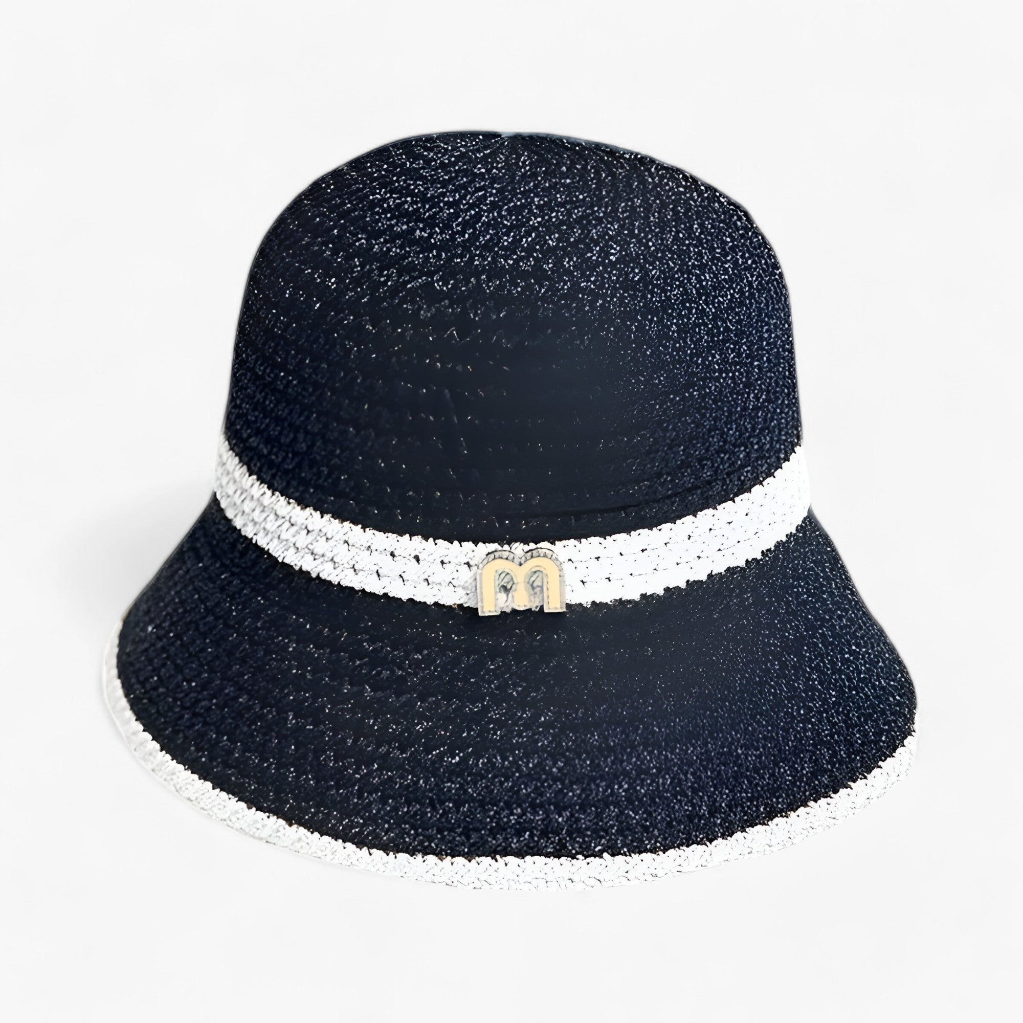 Elegant hodeplagg; bredbremmet sommerhatt beskytter ansikt og nakke mot UV-stråler, perfekt for utendørs bruk.