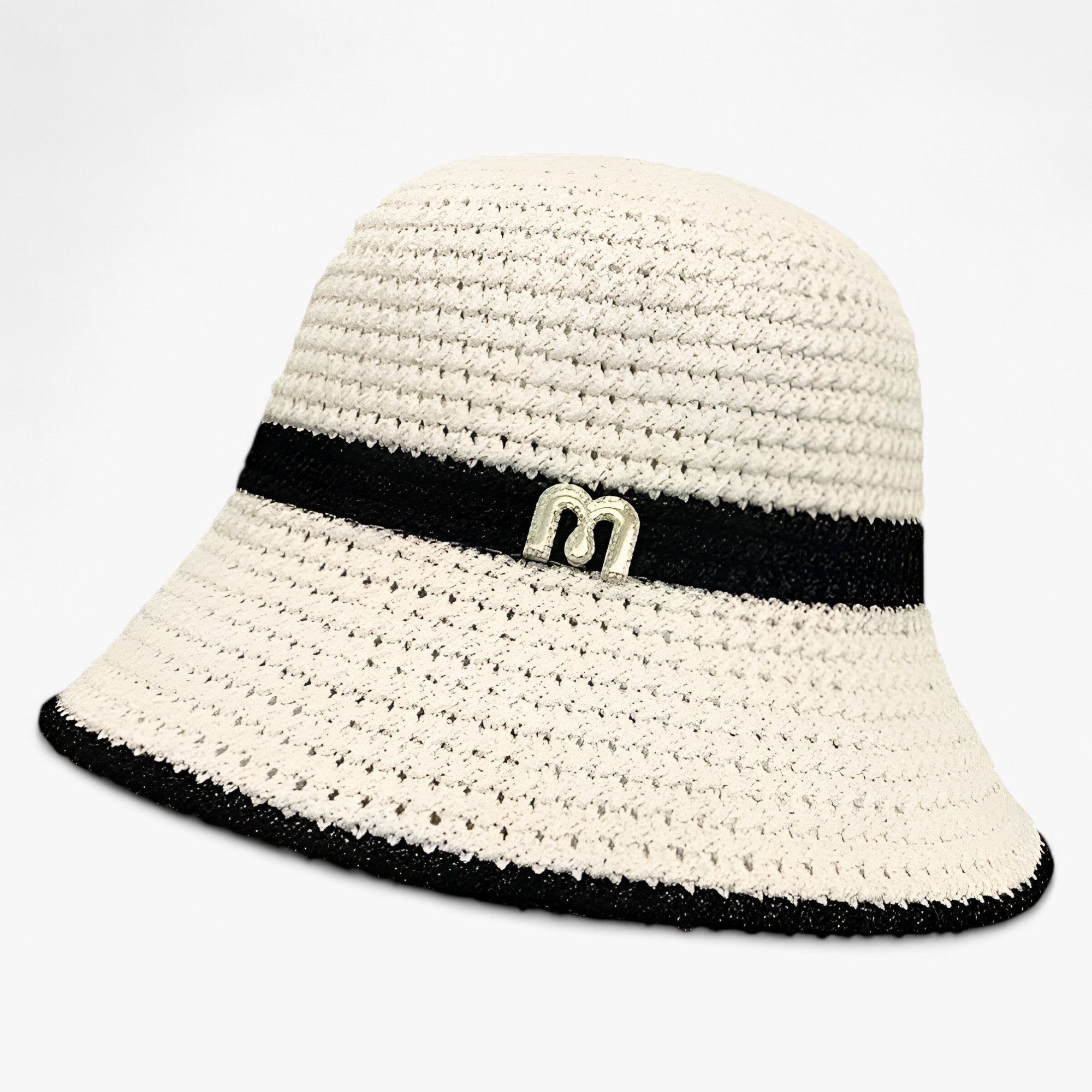 Klassisk bredbremmet sommerhatt for kvinner. Et essensielt motetilbehør for varme dager og sommerlig stil.
