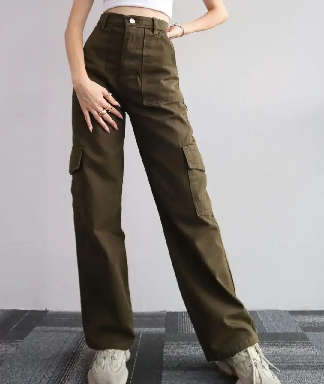 Urban stil: grå cargobukser for kvinner, løs passform, vide ben, perfekt som streetwear-bukse.