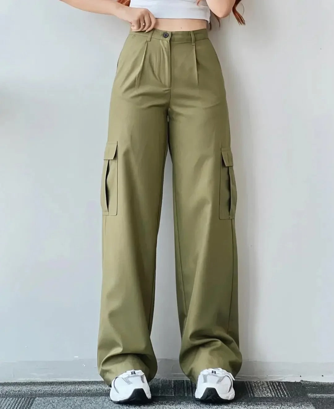 Trendy militærgrønne cargobukser for kvinner, løs passform og vide ben, en del av streetwear-mote.