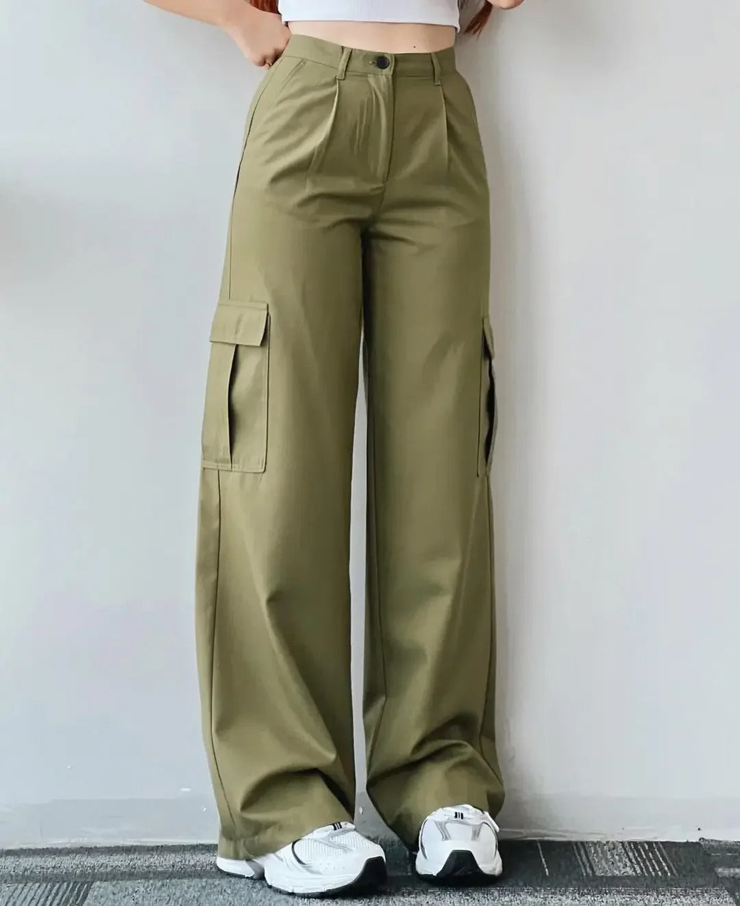 Casual damebukser: khaki cargobukser med løs passform og store lommer for en avslappet stil.