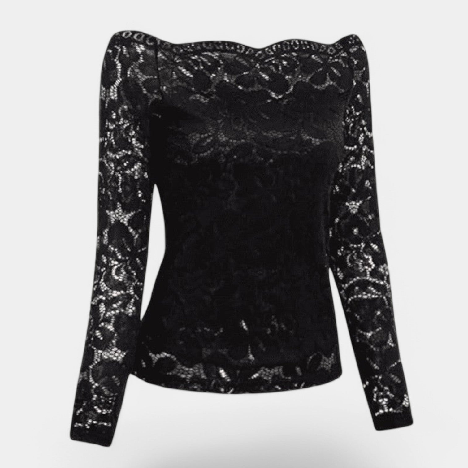 Modell iført feminin damebluse med blonde og v-utringning, elegant og allsidig for vår/sommer.
